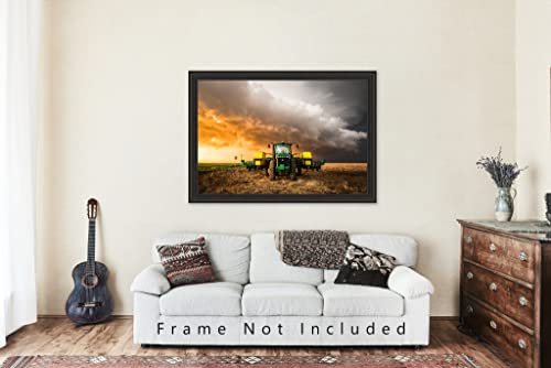 Снимка на фермата, Принт (без рамка), Снимка на трактора и на гръмотевична буря по залез слънце ненастным вечер